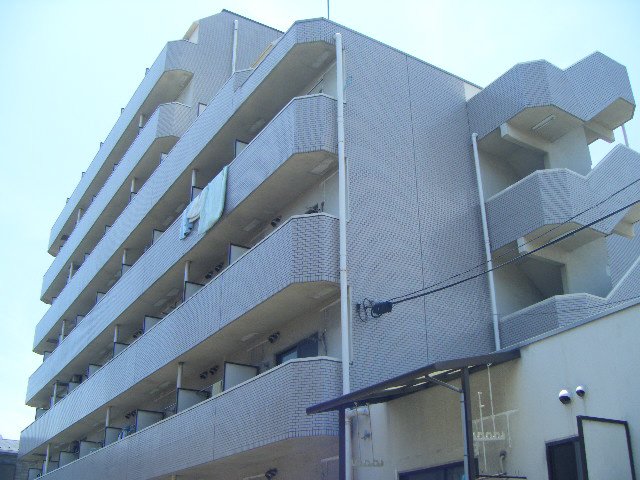 建物外観　タイル貼りの7階建てマンション