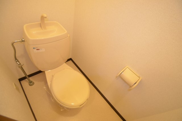 トイレ　程よい広さのトイレなので居心地が良くなって出れなくなるかも！