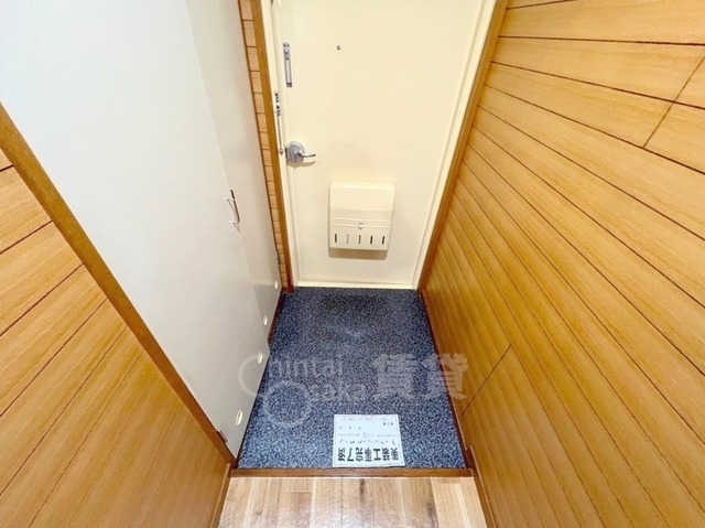 地下鉄御堂筋線 新大阪駅 徒歩7分 11階建 築44年の玄関写真