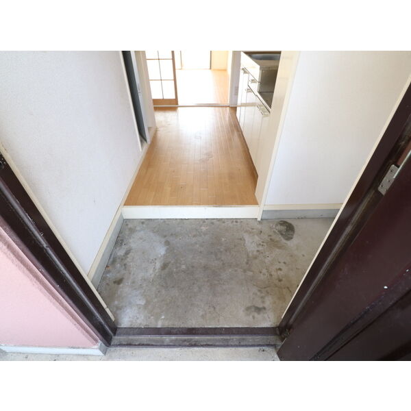 玄関　掲載写真は同型モデルを掲載しており実際のお部屋と仕様等が異な