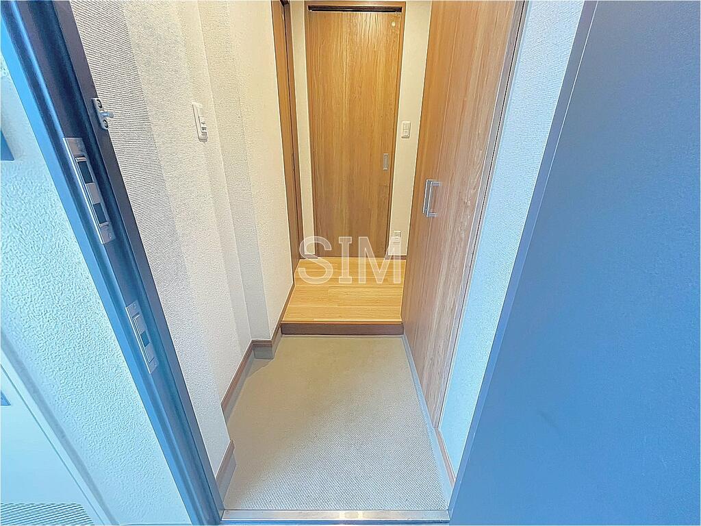 玄関　同タイプ・別部屋の写真です。