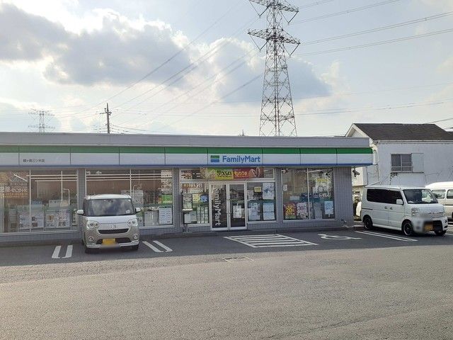 コンビニ　ファミリーマート　鶴ヶ島三ツ木（コンビニ）まで165m