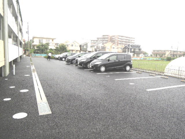 駐車場　建物の目の前の駐車場です。空き確認要