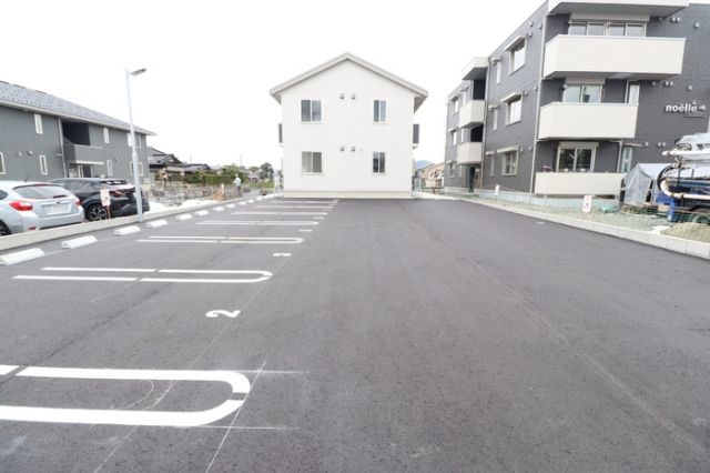 【野々市市住吉町のアパートの駐車場】