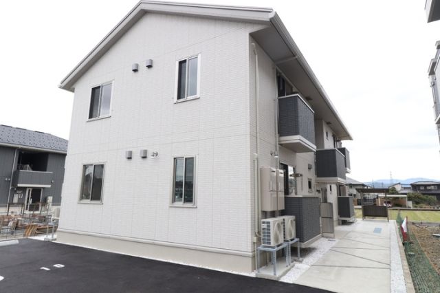 【野々市市住吉町のアパートの建物外観】