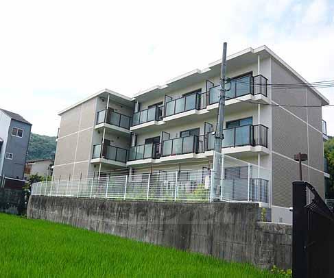京都市山科区西野山百々町のマンションの建物外観