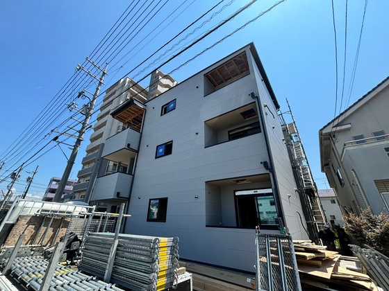 【広島市佐伯区隅の浜のアパートの建物外観】