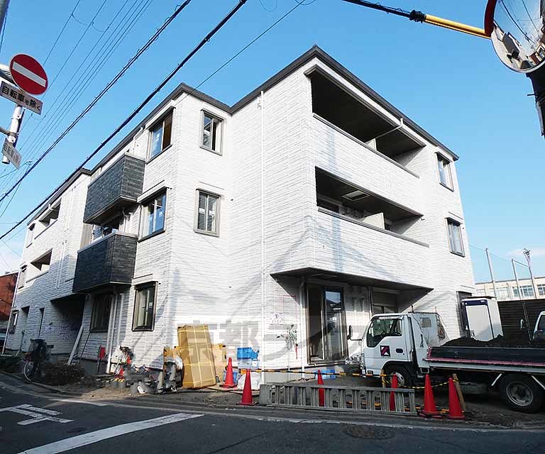 京都市中京区西ノ京車坂町のマンションの建物外観