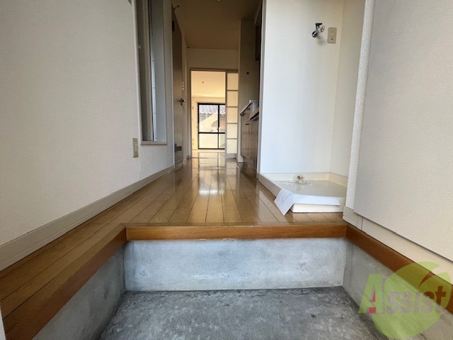 玄関　玄関からはキッチン周りの広さが分かりますねー。