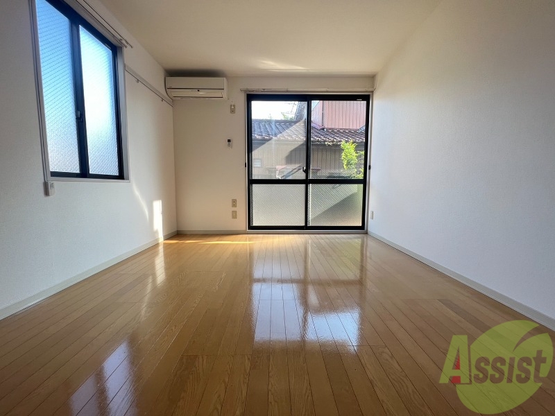 居室・リビング　角のお部屋で窓が二面に窓があり、風通しも良好です。