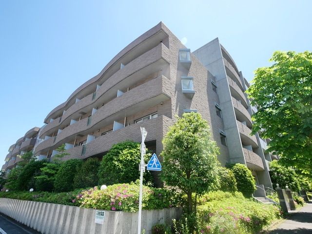稲城市東長沼のマンションの建物外観