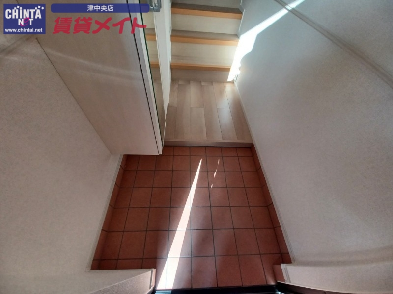 玄関　同タイプ部屋写真です。