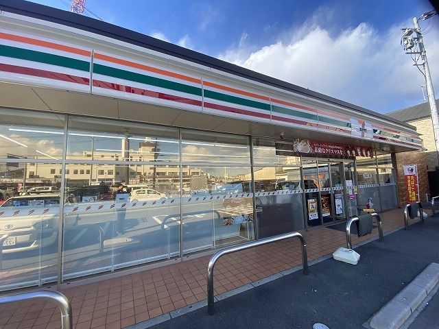 コンビニ　セブンイレブン様（コンビニ）まで400m