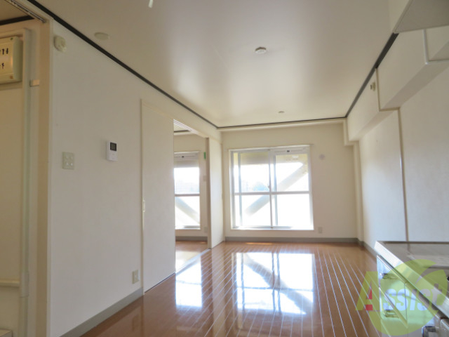 居室・リビング　陽の光が差し込む明るいお部屋は気持がいいですね～