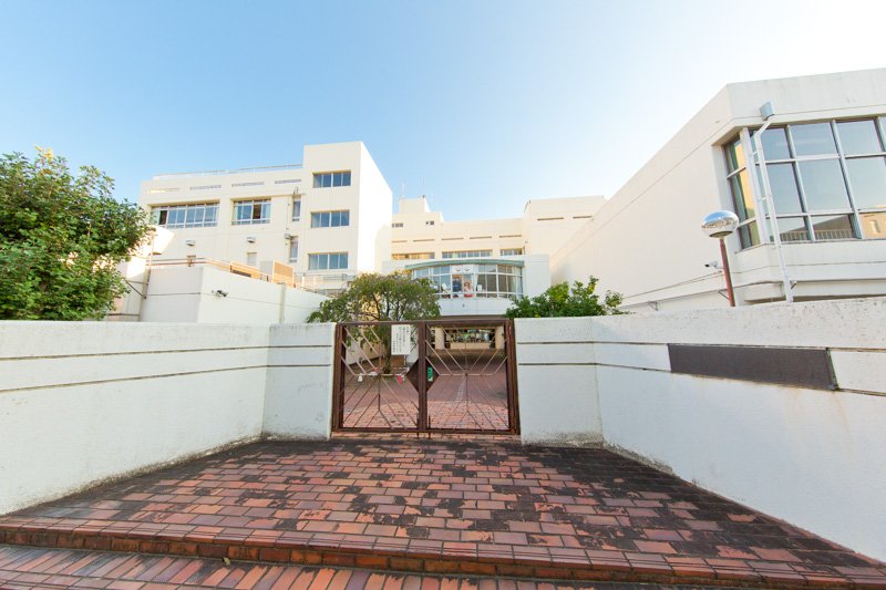 小学校　新宿区立余丁町小学校（小学校）まで620m