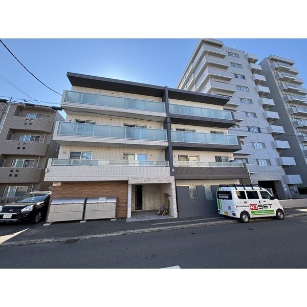 建物外観　★充実設備の築浅デザイナーズ！★スーパーやコンビニ近く好立地