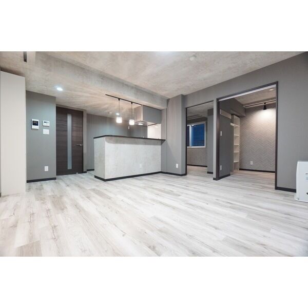 居室・リビング　★充実設備の築浅デザイナーズ！★スーパーやコンビニ近く好立地