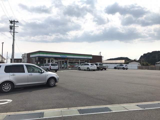 コンビニ　ファミリーマート（コンビニ）まで890m