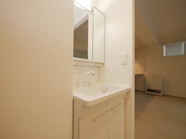 洗面設備　朝の身支度に便利な洗面台です♪