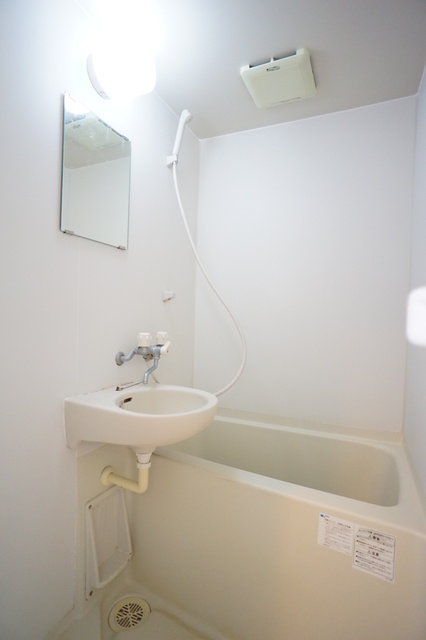 バス・シャワールーム　清潔感のある浴室で、１日の疲れを癒しリラックスできます。