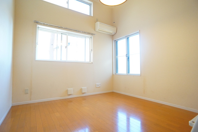 居室・リビング　２面採光なので、明るく風通しのよいお部屋です♪