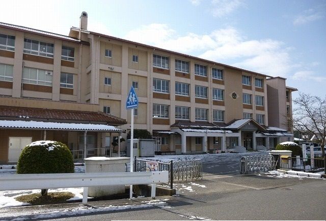 中学校　八次中学校（中学校）まで1000m