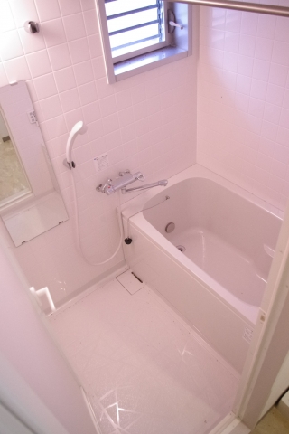 バス・シャワールーム　もちろん追い炊き機能付き、換気窓もついてます♪