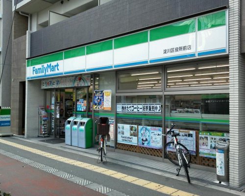 コンビニ　ファミリーマート淀川区役所前店（コンビニ）まで482m