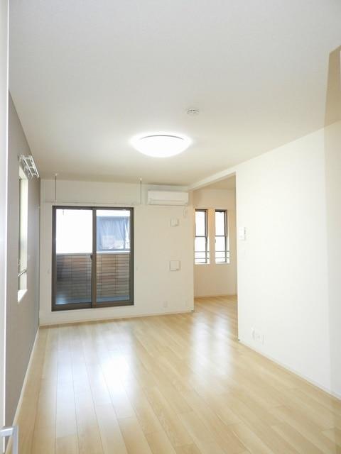 居室・リビング　バルコニーに面した照明付きの洋室8.7帖♪