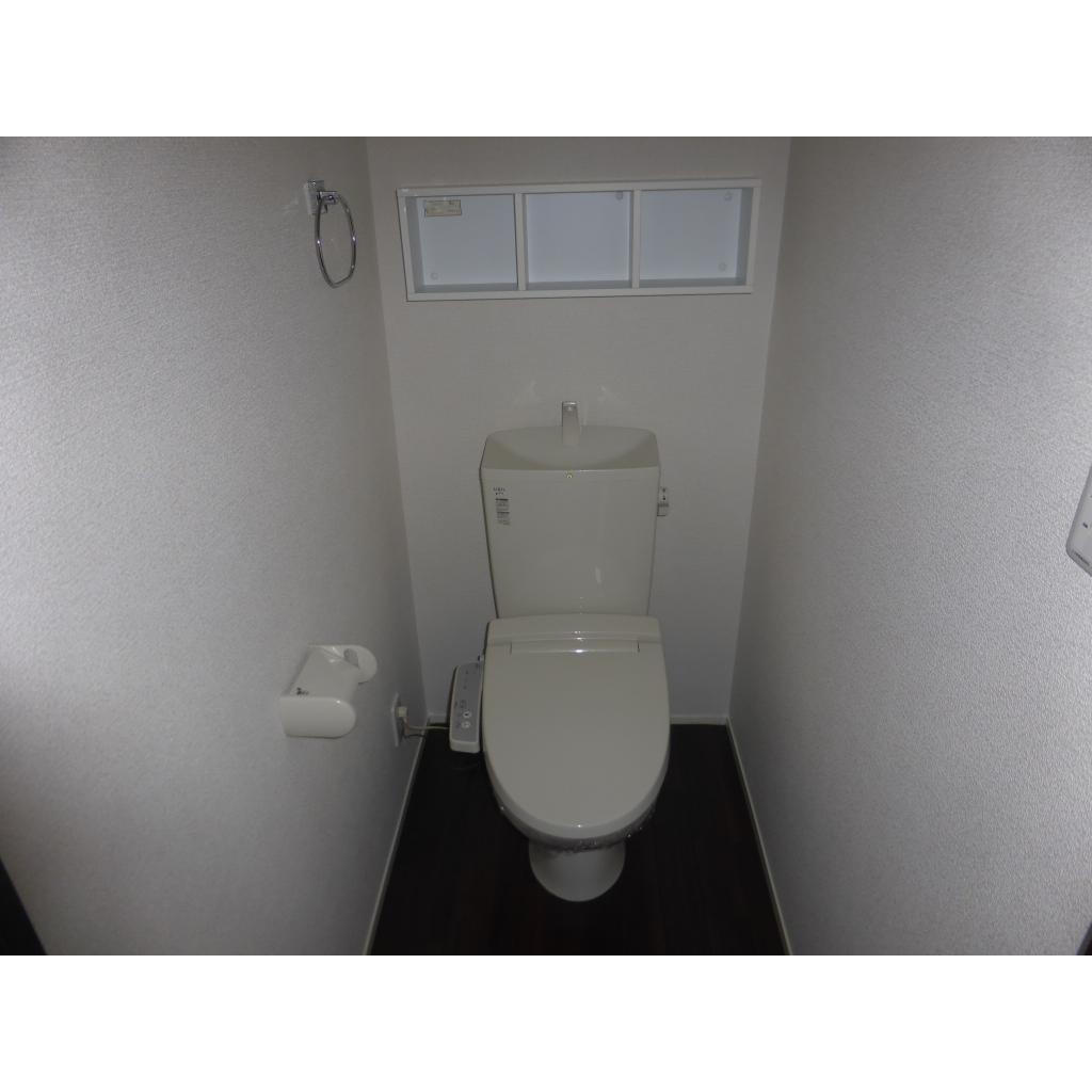 トイレ　落ち着いた色調のトイレです