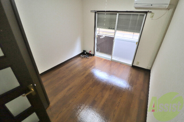 居室・リビング　明るい光が差し込む開放的な空間