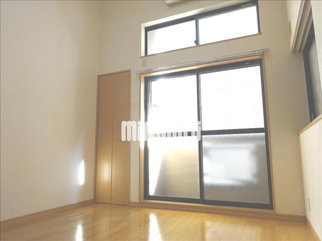 居室・リビング　天井が高く開放感のあるお部屋です。