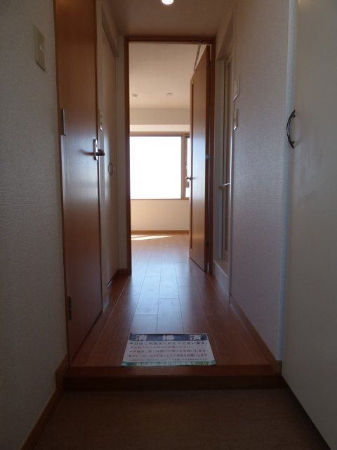 玄関　※同タイプの別のお部屋です。