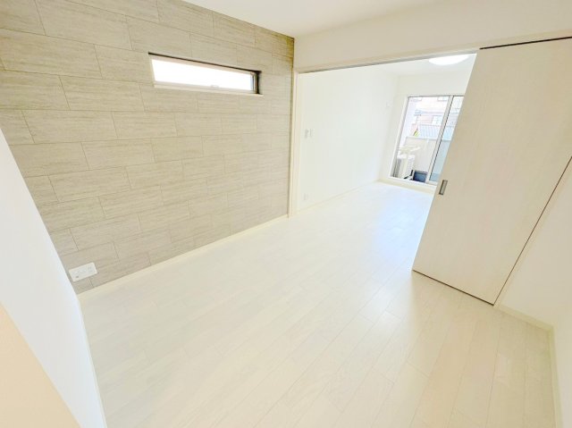 居室・リビング　白を基調とした内装でおしゃれで、落ち着ける空間です。