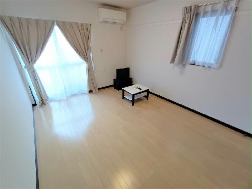 居室・リビング　家電・家具付きのお部屋です。