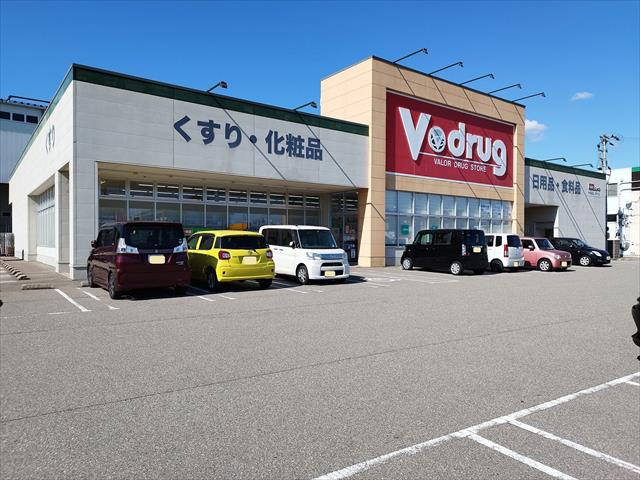 ドラックストア　Ｖ・ｄｒｕｇ野代店（ドラッグストア）まで493m
