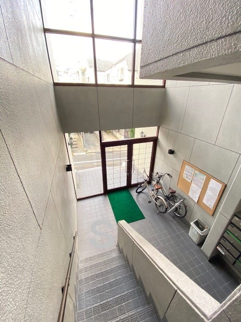 セキュリティ　敷地内ゴミ捨て場・駐輪場・自動販売機・ランドリールーム完備