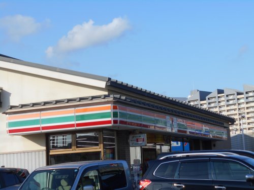 コンビニ　セブンイレブン 神戸新在家南町3丁目店（コンビニ）まで389m