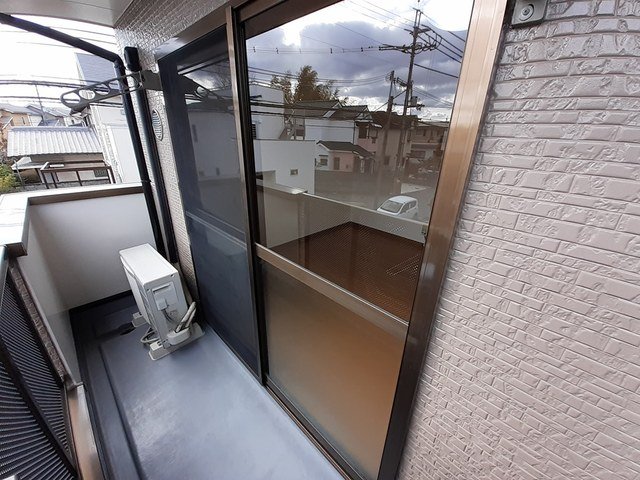 バルコニー　暖かな日差しのふりそそぐバルコニー