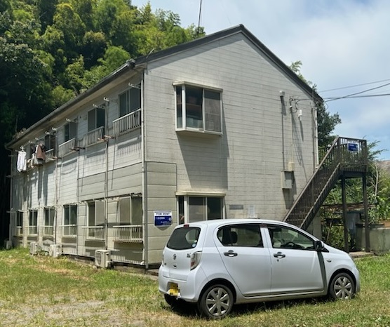 建物外観　緑多い環境に立地　お手頃賃料1K