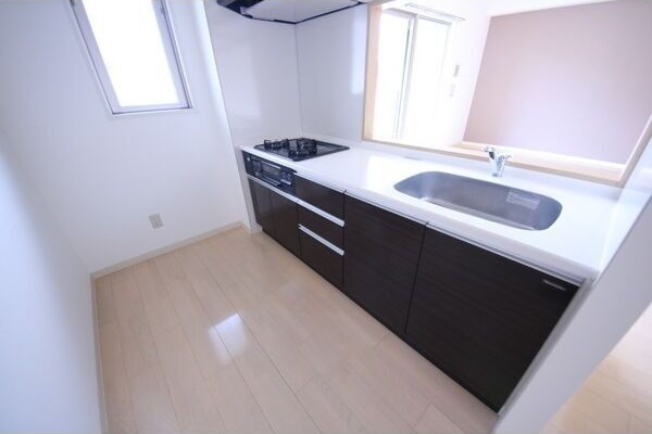 キッチン　※写真は同じマンションの違う部屋のものになります。