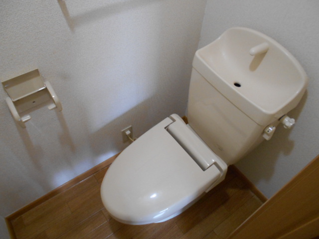 トイレ　暖房便座完備・小物収納棚有り