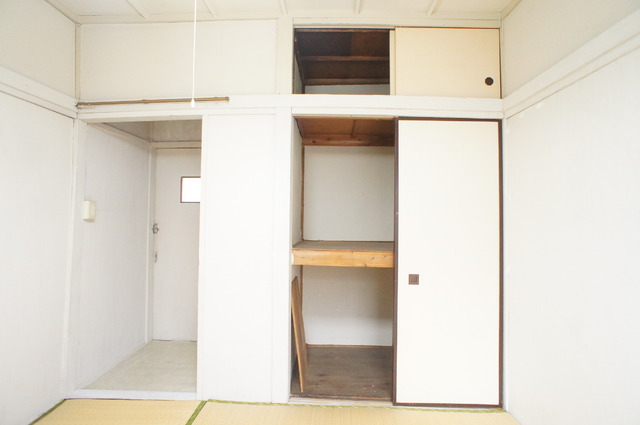 収納　昔ながらの押入タイプは奥行があるので、収納らくらく♪