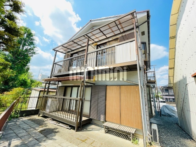 建物外観　公園と緑に囲まれた閑静な住宅街。
