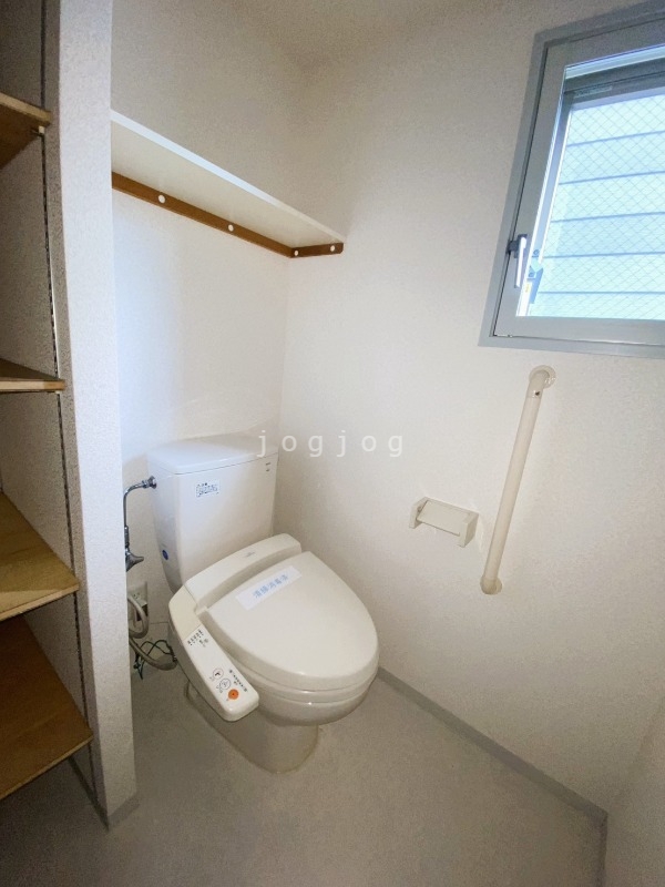 トイレ　嬉しい温水洗浄便座付きのトイレです。