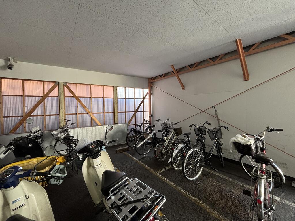 駐車場　駐輪場空有