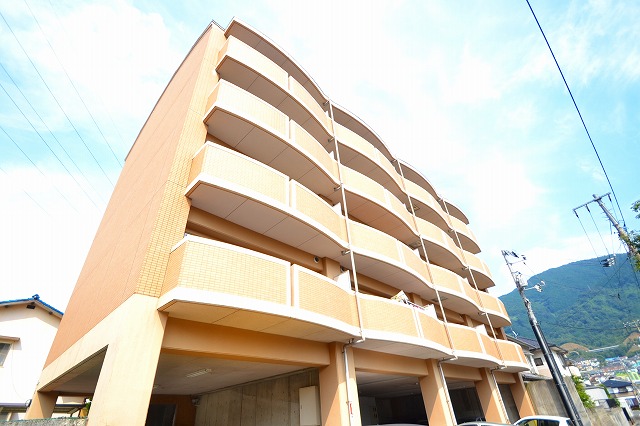 広島市安芸区中野のマンションの建物外観