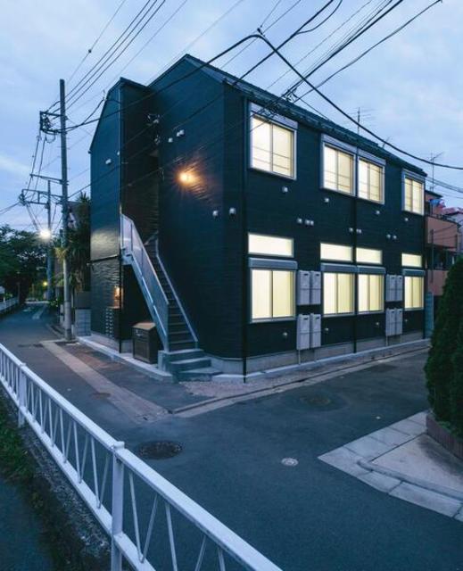 【目黒区下目黒のアパートの建物外観】