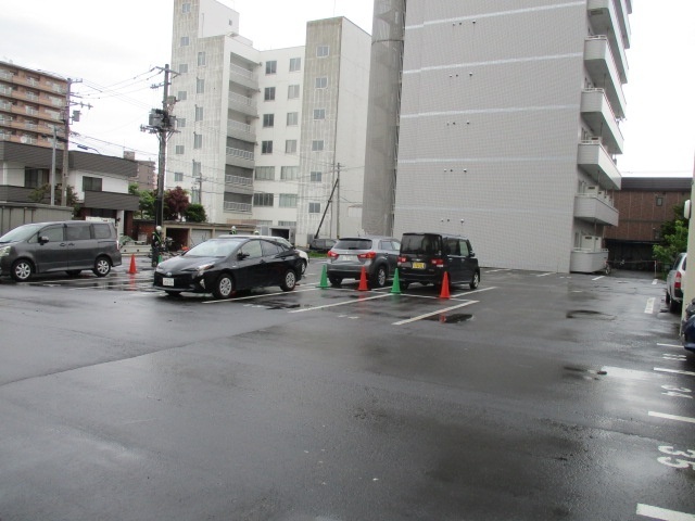 【旭川市五条通のマンションの駐車場】