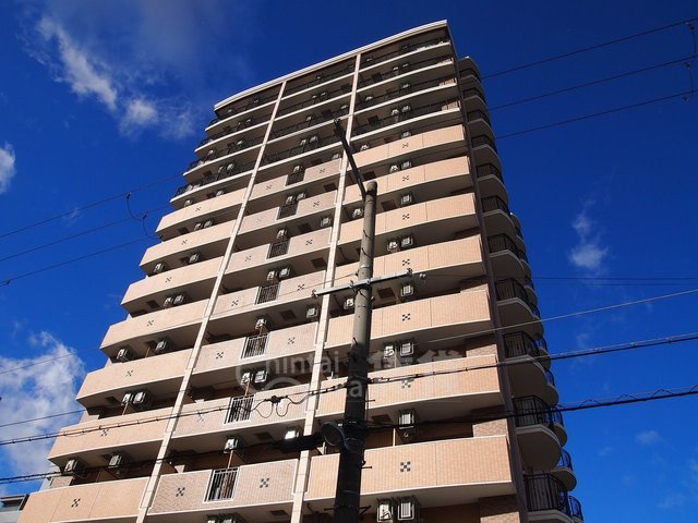 大阪市東淀川区東中島のマンションの建物外観
